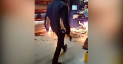 Подошел с топором к работнику "Эпицентра": появилось видео с поджигателем и началом пожара в гипермаркете