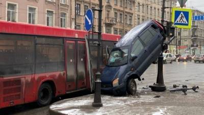 В Петербурге автобус «загнал» иномарку на столб — видео