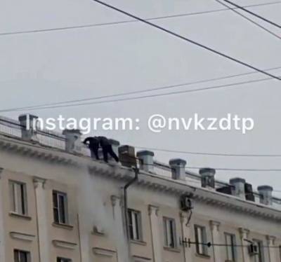 В Кузбассе опасная уборка снега с крыши попала на видео