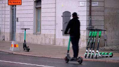 В Стокгольме начнут штрафовать за брошенные на тротуаре электросамокаты