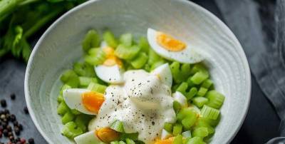Диетический салат из яиц с сельдереем - рецепт от Евгения Клопотенко - ТЕЛЕГРАФ