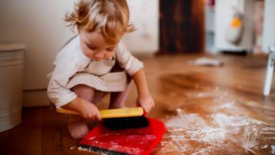 Домашние обязанности: что должен уметь делать ребенок в разном возрасте