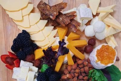 Диетолог объяснил, чем опасно чрезмерное употребление сыра