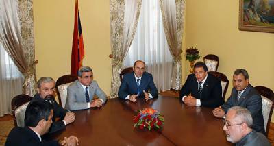 Оппозиция из 15 партий проведет встречи с двумя экс-президентами Армении