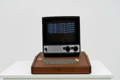 Самый первый компьютер Apple продают на аукционе: сколько он стоит – фото