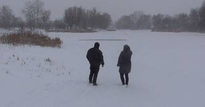 В Полтавской области под лед провалились родители и их дети: что известно (видео) (4 фото)