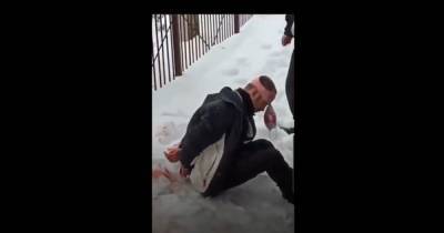 В наручниках и крови: в Сети появилось видео задержания поджигателя "Эпицентра" в Первомайске