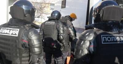 8 подростков задержали у Мосгорсуда, где рассматривают дело Навального