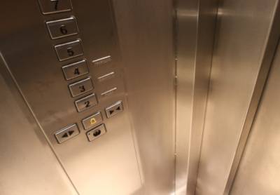 В одной из высоток Москвы рухнул лифт с ребенком внутри
