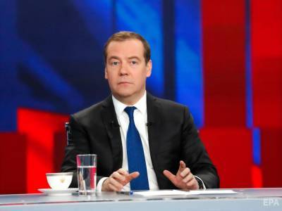 Медведев недоволен Twitter: "одному его знакомому" соцсеть предложила подписаться на Навального
