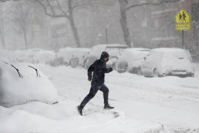 В Нью-Йорке мощный снегопад: закрыли аэропорты – фото