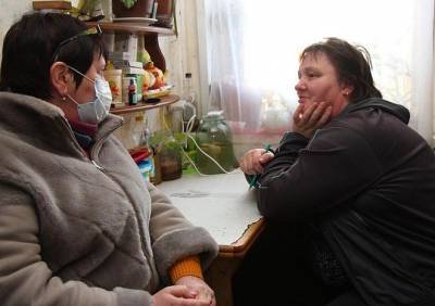 Чиновники навестили рязанку с инвалидностью, живущую в аварийном доме