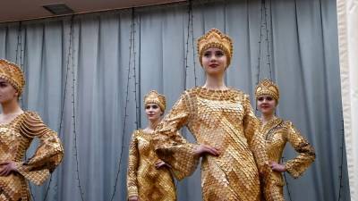 Деревянные платья «шьет» мастер с ученицами в Кемеровской области.
