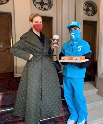 Оставаться женственной даже в морозы: Наталья Водянова в стеганом пальто-платье