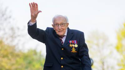 Британский ветеран, собравший миллионы для медиков, умер от COVID-19