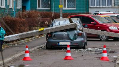 В Днепре столб обрушился на автомобиль: никто не пострадал