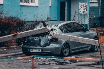 В Днепре бетонный столб упал на припаркованную машину (ФОТО)