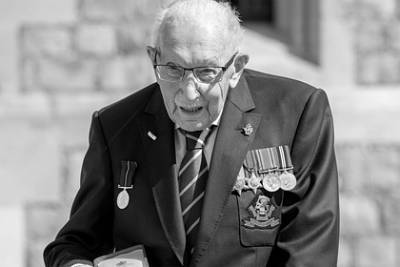 Собравший миллионы фунтов для врачей 100-летний ветеран умер от COVID-19
