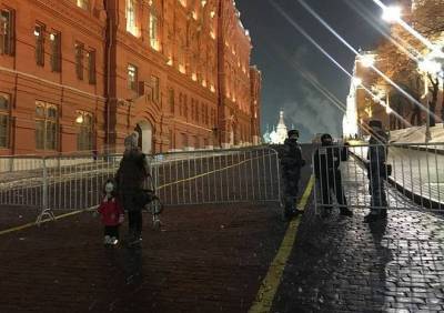 В центр Москвы и Санкт-Петербурга стянули полицию