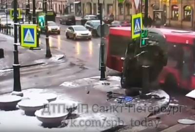 На Московском проспекте автобус прижал иномарку к светофору