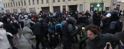 Суд в Петербурге арестовал напавшего на полицейских на акции протеста