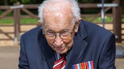 100-летний британский ветеран Том Мур, который собрал $45 млн для врачей и стал рыцарем, умер от коронавируса