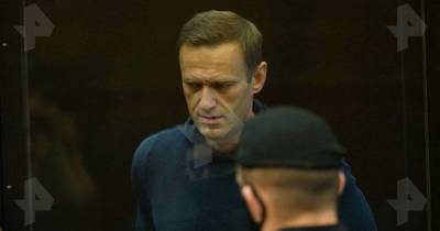 Суд постановил заменить Навальному условный срок на реальный