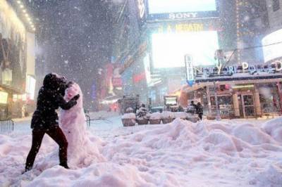Нью-Йорк оказался под завалами снега: Аэропорты прекратили работу