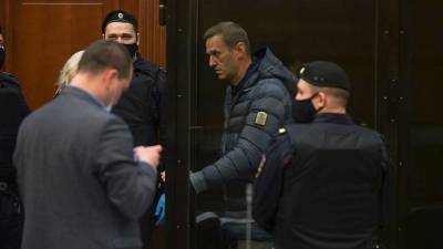 Навальному суд назначил реальный срок и отправил его в колонию