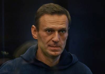 Суд отменил Навальному условный срок, ему назначено 3,5 года колонии