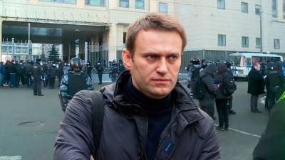 В Мосгорсуде осудили Навального, вокруг стоял кордон полиции и проводились массовые задержания