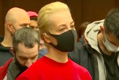 Жена Навального заплакала на суде после оглашенного ему приговора