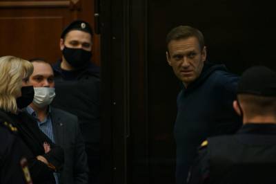 Суд отправил Навального в колонию на 2 года 8 месяцев по делу семилетней давности