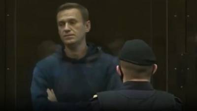 Условный срок Навального заменили на реальный. Он проведет в колонии 3 года