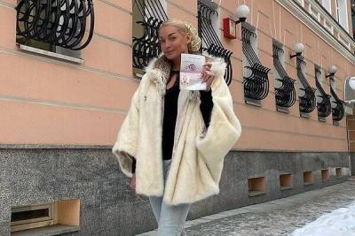 «Замуж вышла?» Волочкова в старой шубе получила новый паспорт