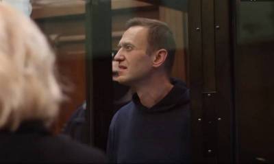 «Три с половиной года колонии»: Суд заменил условный срок Навальному на реальный