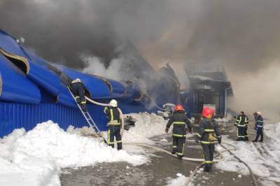 В Первомайске спасатели спустя шесть часов потушили пожар в "Эпицентре"