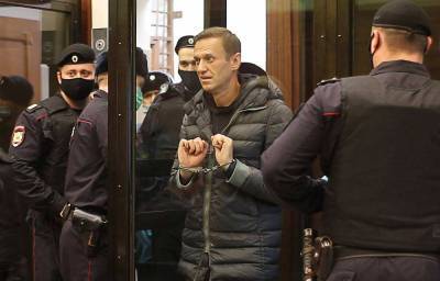 Слёзы и радость: Навальный отправлен в колонию