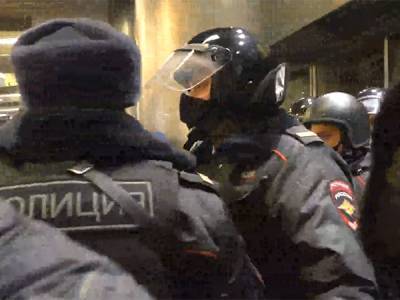 В Москве и Петербурге полиция стягивает в центр дополнительные силы