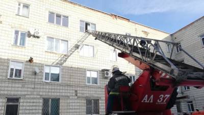 Автолестница помогла спасателям вызволить жителей горящего дома в Пензенской области