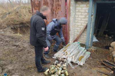 На Донбассе возле линии разграничения обнаружили схрон со снарядами, защищенный " растяжкой"