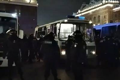 В центре Москвы и Петербурга начались задержания