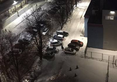 Рязанцы устроили стихийную парковку на тротуаре у новой ледовой арены