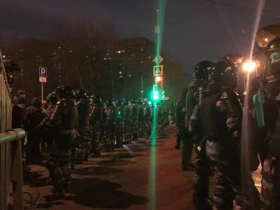 "Уходите или будете задержаны": в Москве силовые службы стягиваются к центру