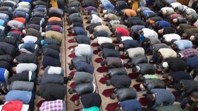 «Молитва не имеет ничего общего с карантином»: около 500 мусульман собрались в одной мечети