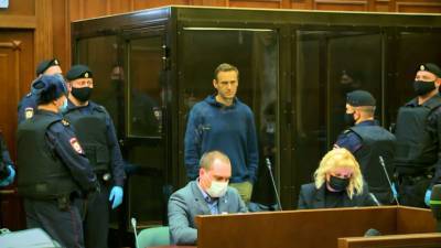 С условного на реальный: Навального приговорили к 3,5 года колонии