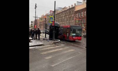 Иномарка подрезала автобус и взобралась на светофор на Московском проспекте
