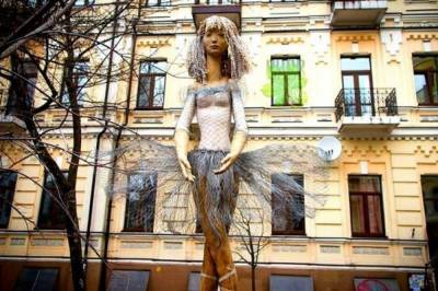 В центре Киева вандалы уничтожили скульптуру балерины (фото)