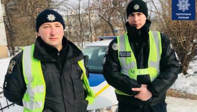 Патрульные вытащили мужчину, который провалился под лед на Русановском канале: видео