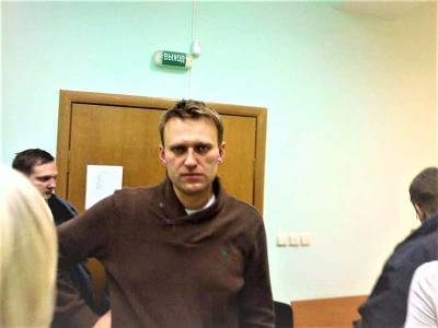 Великобритания требует немедленно освободить Навального и мира